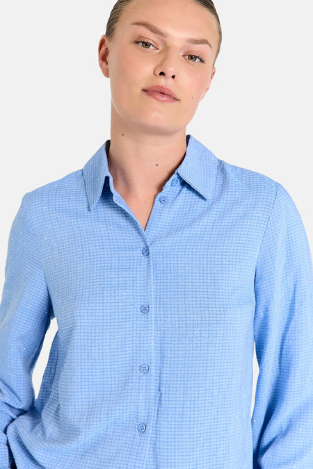 Blauwe blouse met lange mouwen van FREEQUENT, geruit met glinsterende details, klassieke kraag.