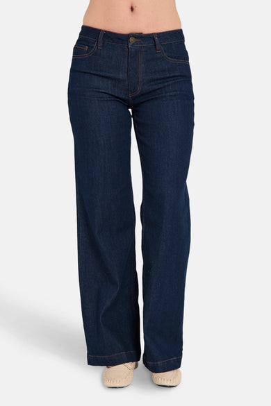 Wijde spijkerbroek in donkerblauw denim van FREEQUENT, met een losse pasvorm en contrasterende stiksels.