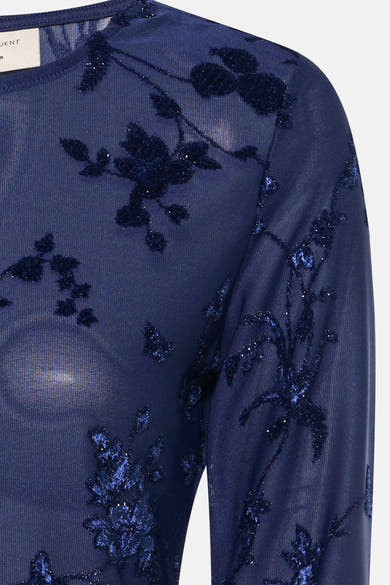 Blauw T-shirt met lange mouwen van FREEQUENT, met donkerblauw flock-bloemenpatroon.