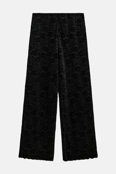 Pantalon noir en dentelle de FREEQUENT, coupe ample et motif floral ton sur ton.