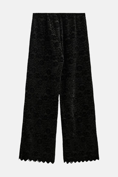Zwarte kanten broek van FREEQUENT, met een geschulpte rand op een effen achtergrond.