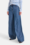Wijde spijkerbroek in middieblauw denim van FREEQUENT, met elastische tailleband en opgestikte achterzak.