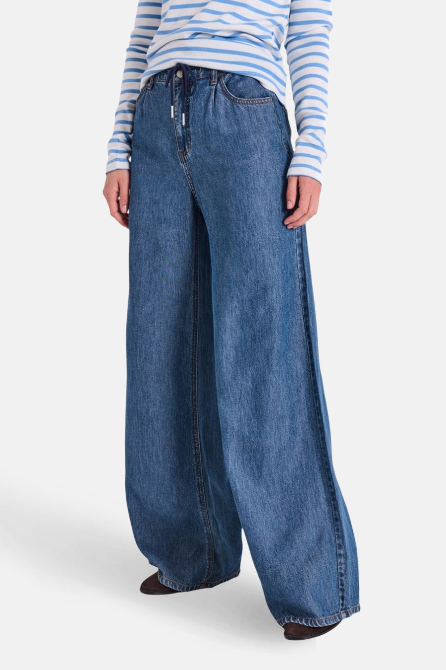 Wijde spijkerbroek in middieblauw denim van FREEQUENT, met elastische tailleband en opgestikte achterzak.