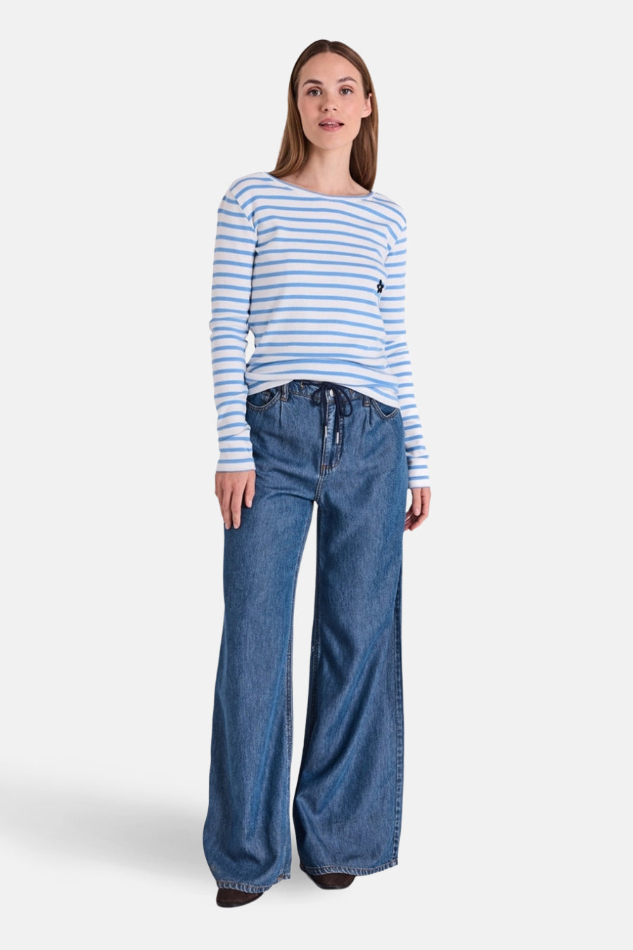 Wijde spijkerbroek in middieblauw denim van Freequent, gedragen met een gestreept T-shirt.
