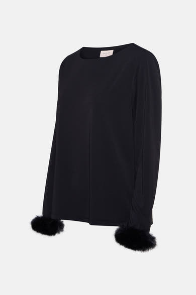 Zwarte blouse met lange mouwen van FREEQUENT met manchetten versierd met zwarte bont.