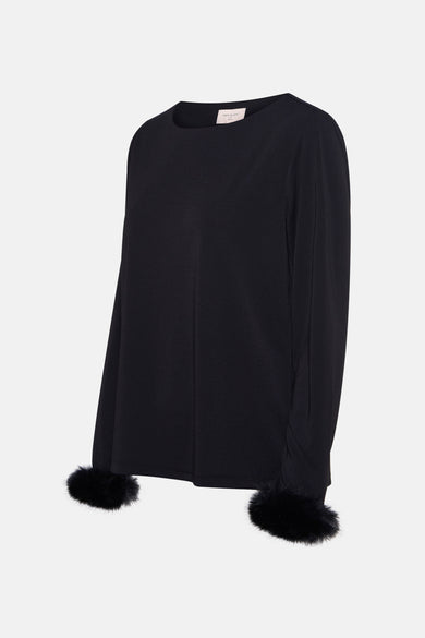 Blouse noire à manches longues de FREEQUENT avec poignets décorés de fourrure noire.
