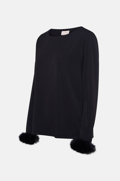 Blouse noire à manches longues de FREEQUENT avec poignets décorés de fourrure noire.
