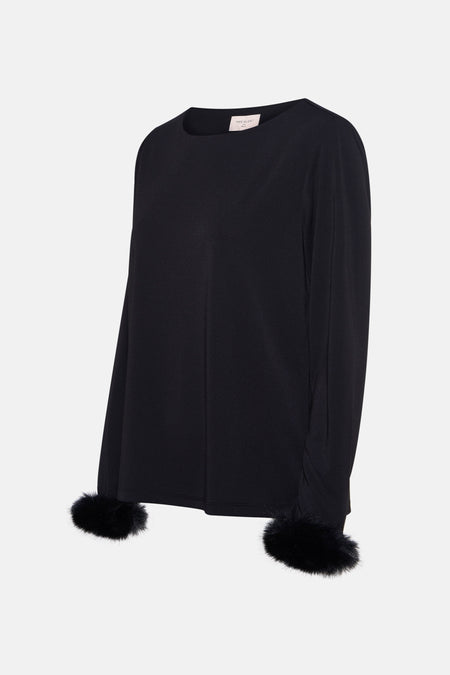Zwarte blouse met lange mouwen van FREEQUENT met manchetten versierd met zwarte bont.