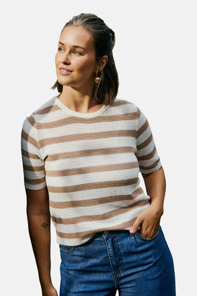 Pull à col rond multicolore de FREEQUENT avec rayures horizontales, porté avec un jean bleu.