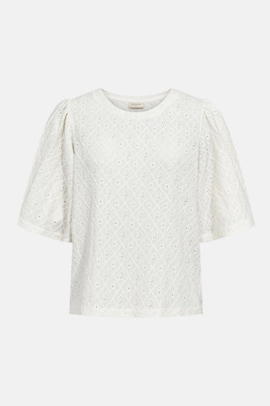 T-shirt blanc à manches courtes de FREEQUENT, avec un motif ajouré complexe et des manches bouffantes.
