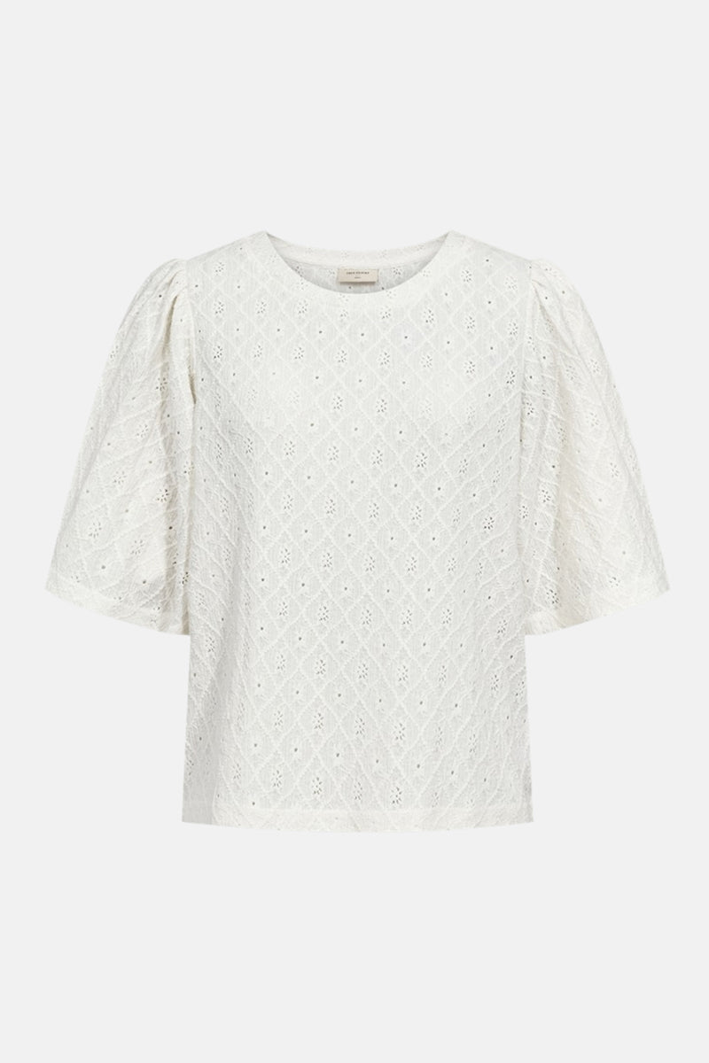 T-shirt blanc à manches courtes de FREEQUENT, avec un motif ajouré complexe et des manches bouffantes.
