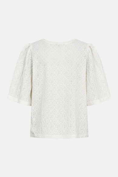 T-shirt à manches courtes blanc de FREEQUENT, avec motif ajouré et manches bouffantes.
