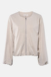 Veste courte beige de FREE/QUENT, avec une fermeture éclair argentée sur le devant et des poches discrètes.