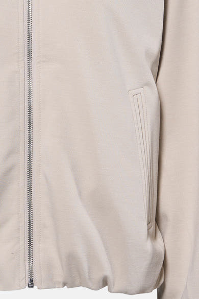 Veste courte beige de FREEQUENT, avec fermeture éclair argentée et poche passepoilée discrète.