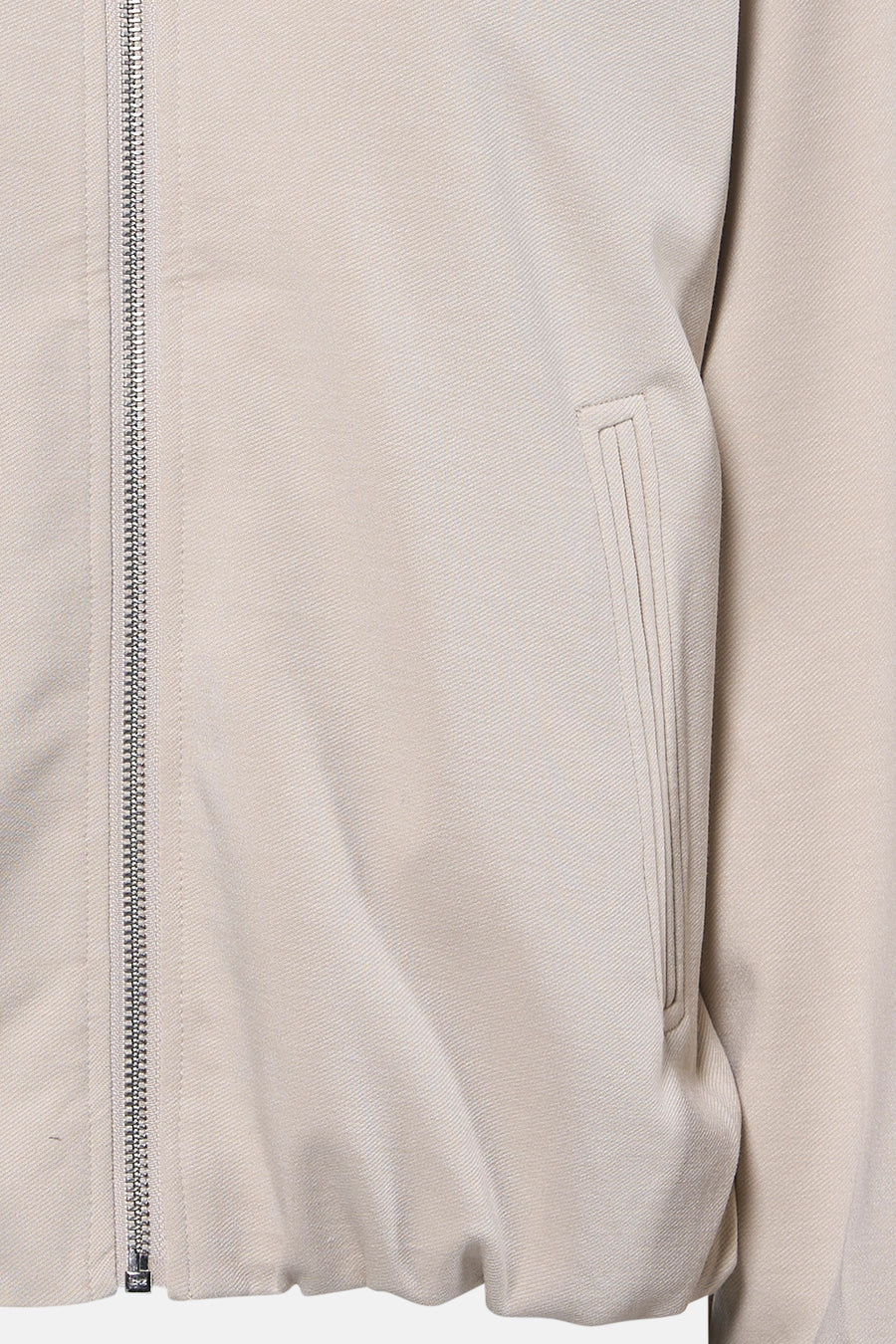 Veste courte beige de FREEQUENT, avec fermeture éclair argentée et poche passepoilée discrète.