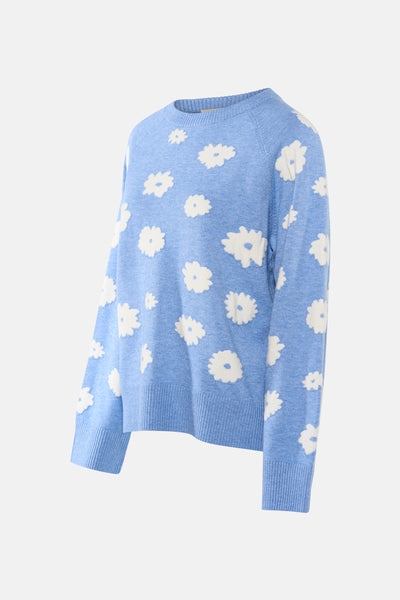 Pull à col rond bleu de FREEQUENT, avec motif floral blanc sur toute la surface.
