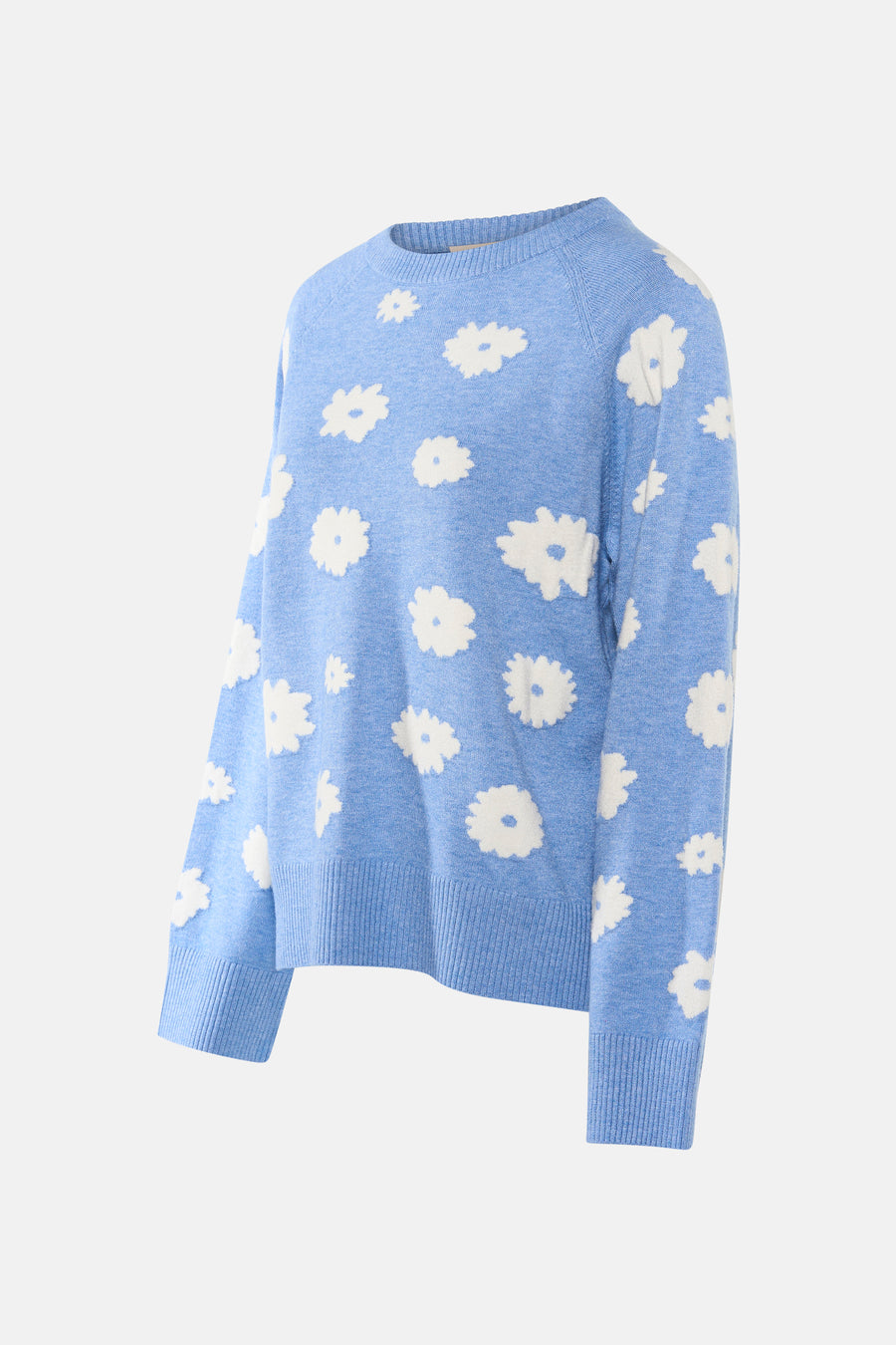 Pull à col rond bleu de FREEQUENT, avec motif floral blanc sur toute la surface.
