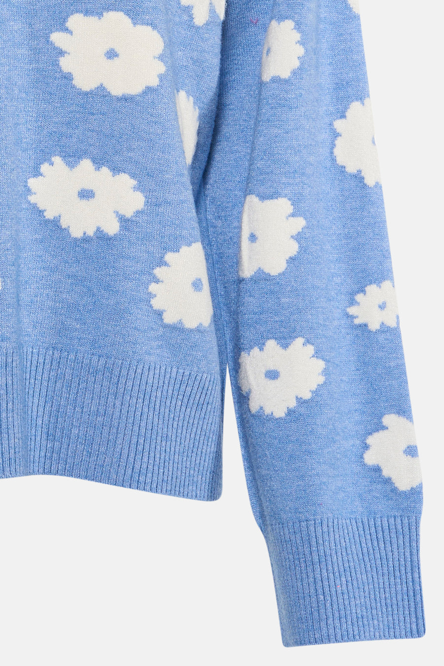 Pull à col rond bleu de FREEQUENT, avec motif floral blanc, en maille.