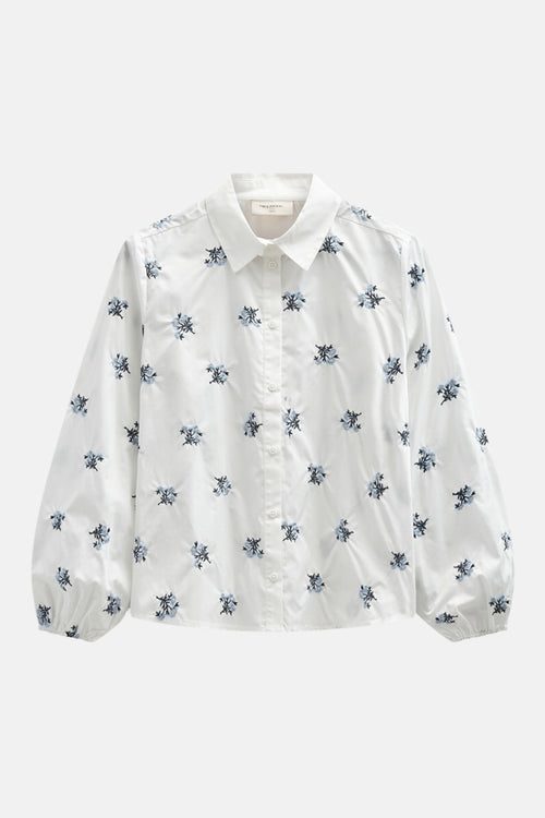 Chemisier à manches longues blanc de Freequent, à motif floral bleu brodé.