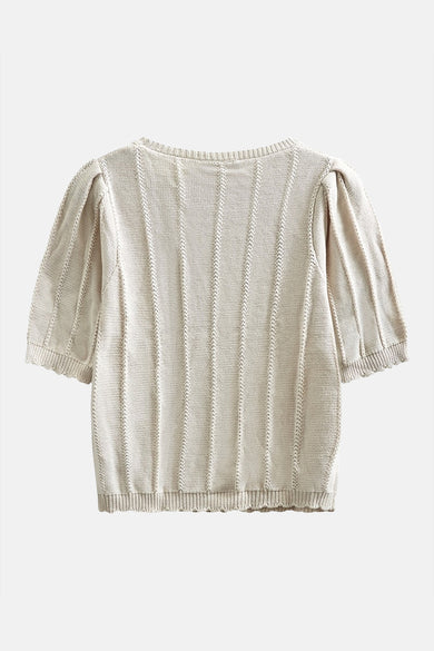 Beige ronde hals trui van Freequent, met pofmouwen en verticale ajourdetails, achterkant.