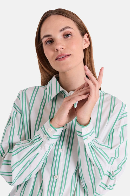 Chemise à manches longues rayée de FREEQUENT, à rayures vertes et blanches, avec des manches longues et des boutons blancs.
