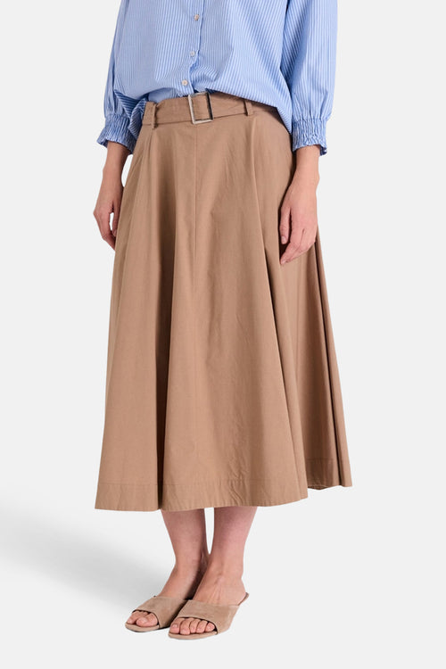 Jupe 3/4 beige de FREEQUENT avec ceinture assortie, portée avec une chemise bleue à rayures verticales.
