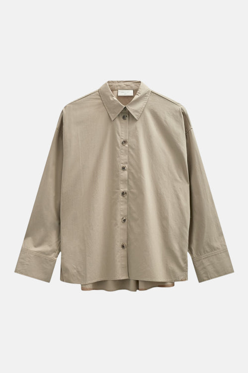 Chemisier beige à manches longues de FREEQUENT, avec une coupe décontractée et une boutonnière centrale.

