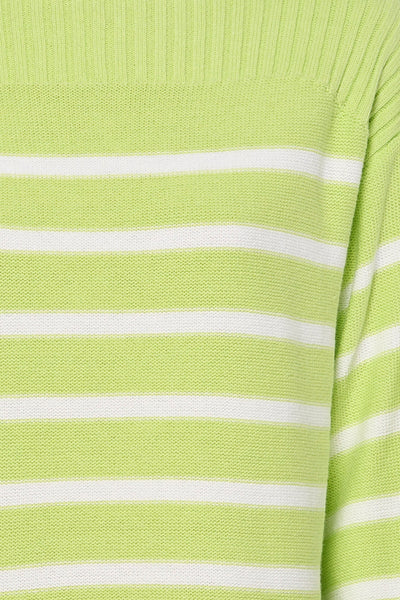 Pull vert à col rond de FREEQUENT, avec des rayures horizontales blanches et une texture tricotée.