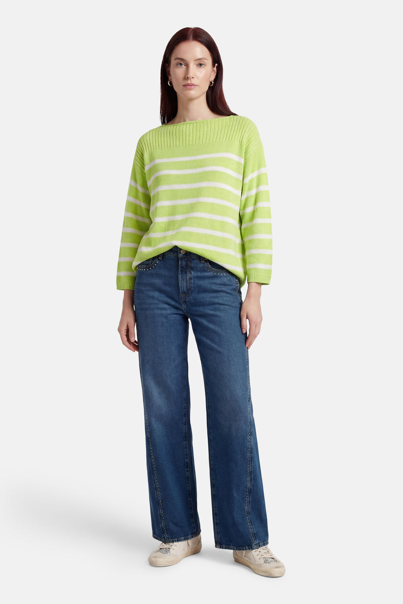 Pull vert à rayures, par FREEQUENT, porté avec un jean et des baskets beiges.