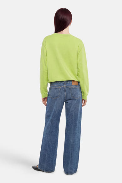 Sweat vert à col rond texturé de FREEQUENT, porté de dos avec un jean bleu et des chaussures noires.