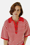 Pull rouge à rayures et pois blancs de FREEQUENT, avec un col polo boutonné et manches courtes.