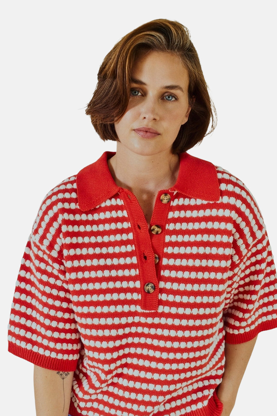Pull rouge à rayures et pois blancs de FREEQUENT, avec un col polo boutonné et manches courtes.