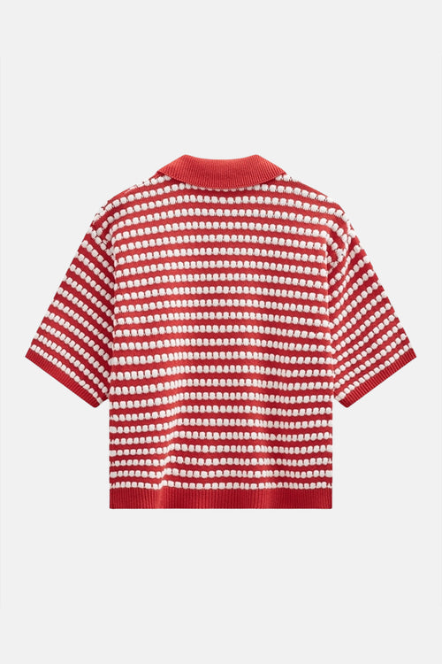 Pull rouge rayé de FREEQUENT, à manches courtes et col polo, motif à pois blancs.