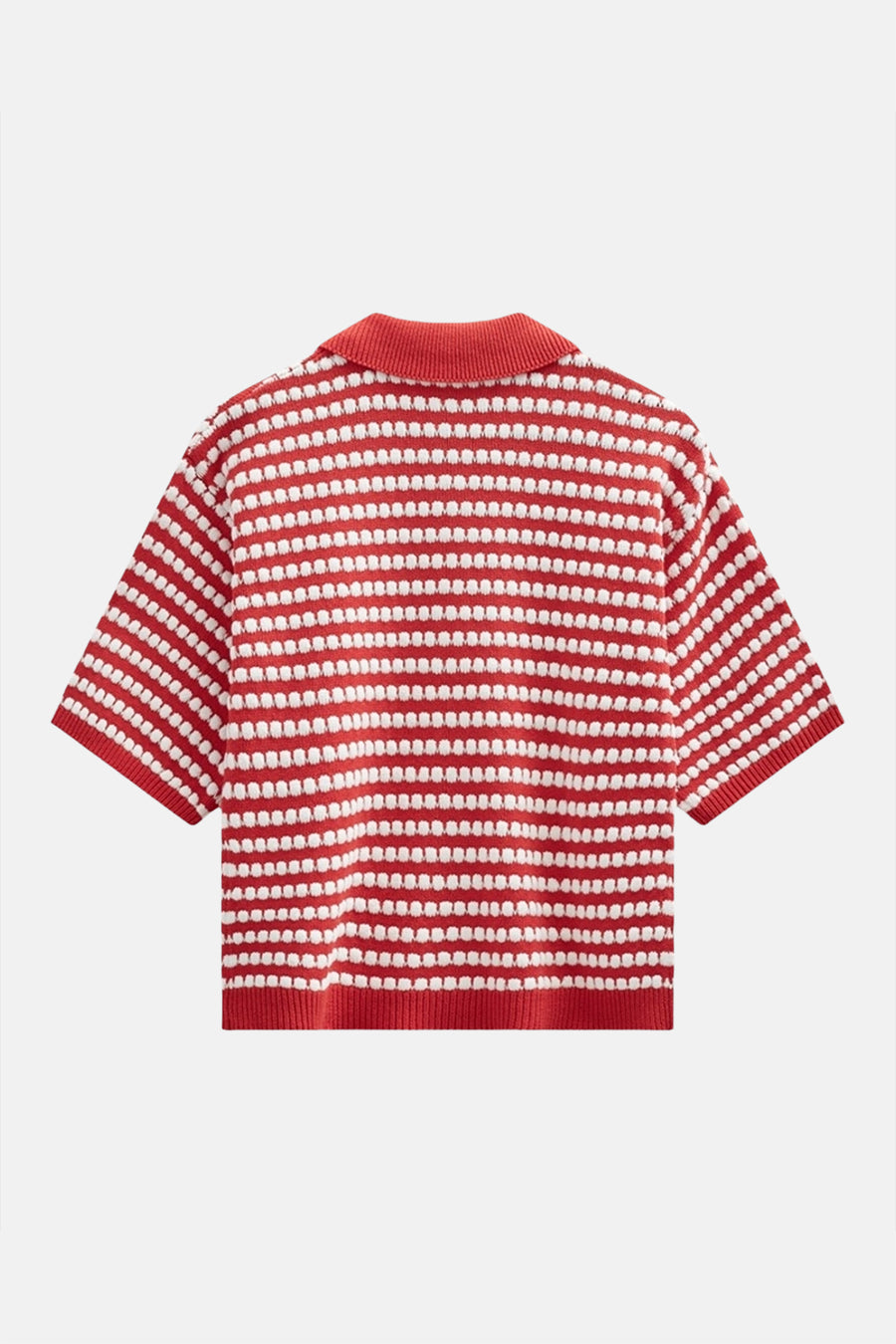 Pull rouge rayé de FREEQUENT, à manches courtes et col polo, motif à pois blancs.