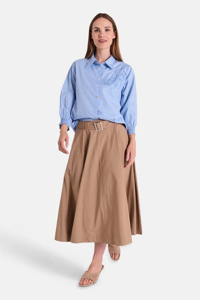 Blauwe gestreepte blouse met lange mouwen van FREEQUENT, versierd met bloemenborduursel, gedragen met een bruine rok.