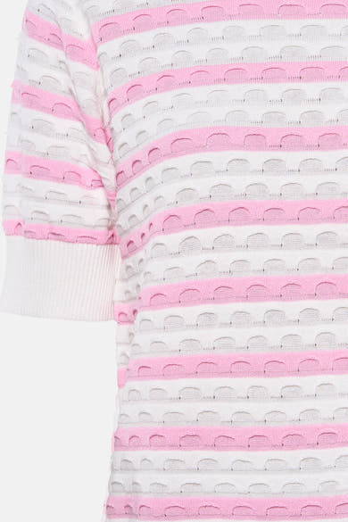 Pull multicolore de FREEQUENT avec rayures roses et blanches en maille ajourée.