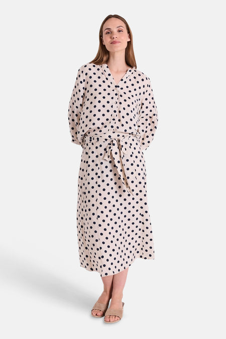 Jupe 3/4 beige à pois de FREEQUENT, intégrée à une robe-chemise midi, nouée à la taille.