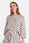 Chemise beige à pois foncés de FREEQUENT, col en V, manches longues et taille nouée.