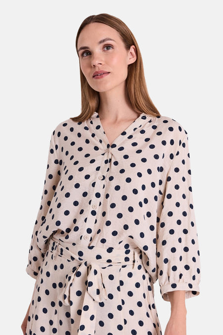 Chemise beige à pois foncés de FREEQUENT, col en V, manches longues et taille nouée.