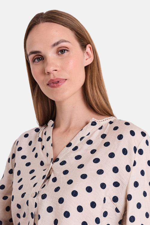 Chemise écru à pois bleu marine de FREEQUENT, manches longues et col en V festonné.