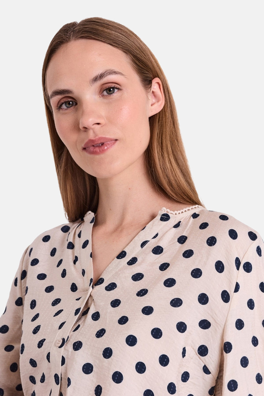 Chemise écru à pois bleu marine de FREEQUENT, manches longues et col en V festonné.