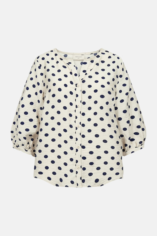 Chemise écru à pois de FREEQUENT en tissu texturé, avec col en V et manches bouffantes 3/4.