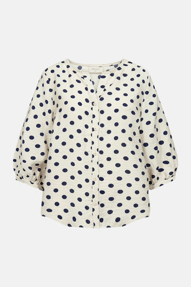 Chemise écru à pois de FREEQUENT en tissu texturé, avec col en V et manches bouffantes 3/4.