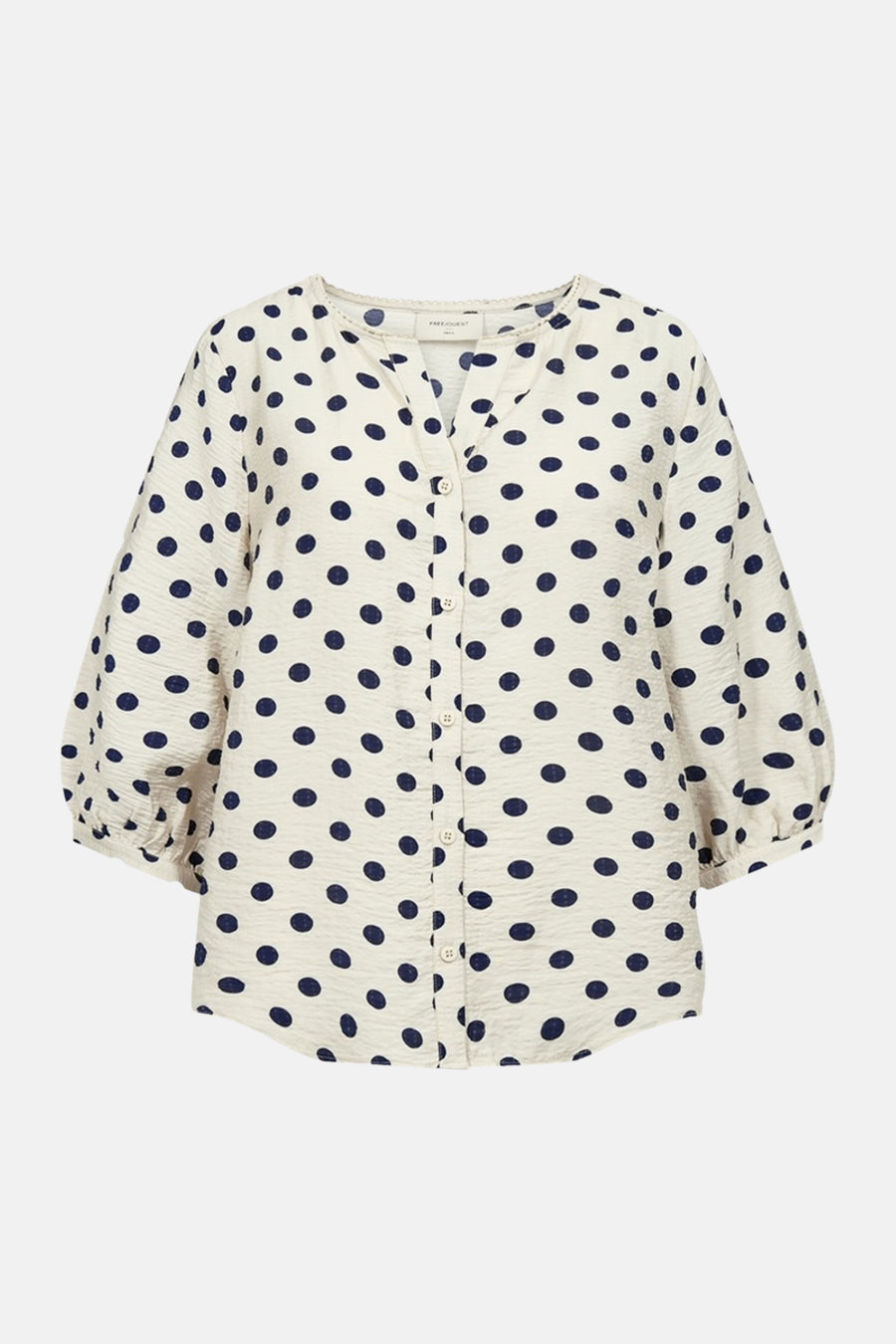Chemise écru à pois de FREEQUENT en tissu texturé, avec col en V et manches bouffantes 3/4.