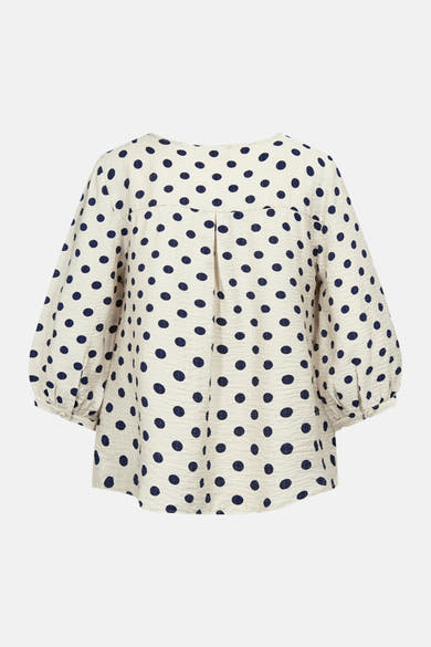 Chemise écru à pois bleus de FREEQUENT, texturée, avec manches 3/4 bouffantes et pli au dos.