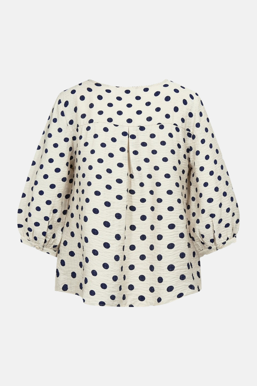 Chemise écru à pois bleus de FREEQUENT, texturée, avec manches 3/4 bouffantes et pli au dos.
