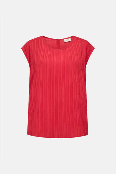 Top sans manches rouge de FREEQUENT, texture plissée verticale sur fond uni.