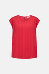 Top sans manches rouge de FREEQUENT, texture plissée verticale sur fond uni.