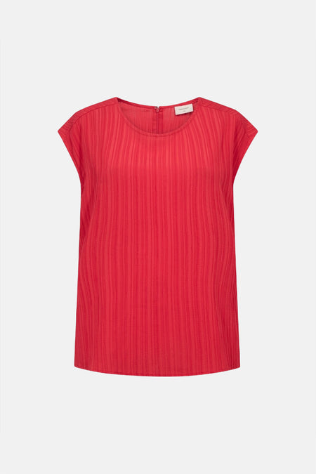 Top sans manches rouge de FREEQUENT, texture plissée verticale sur fond uni.