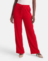 Pantalon plissé rouge de FREEQUENT à taille coulissée, porté avec un haut blanc et des talons nude.